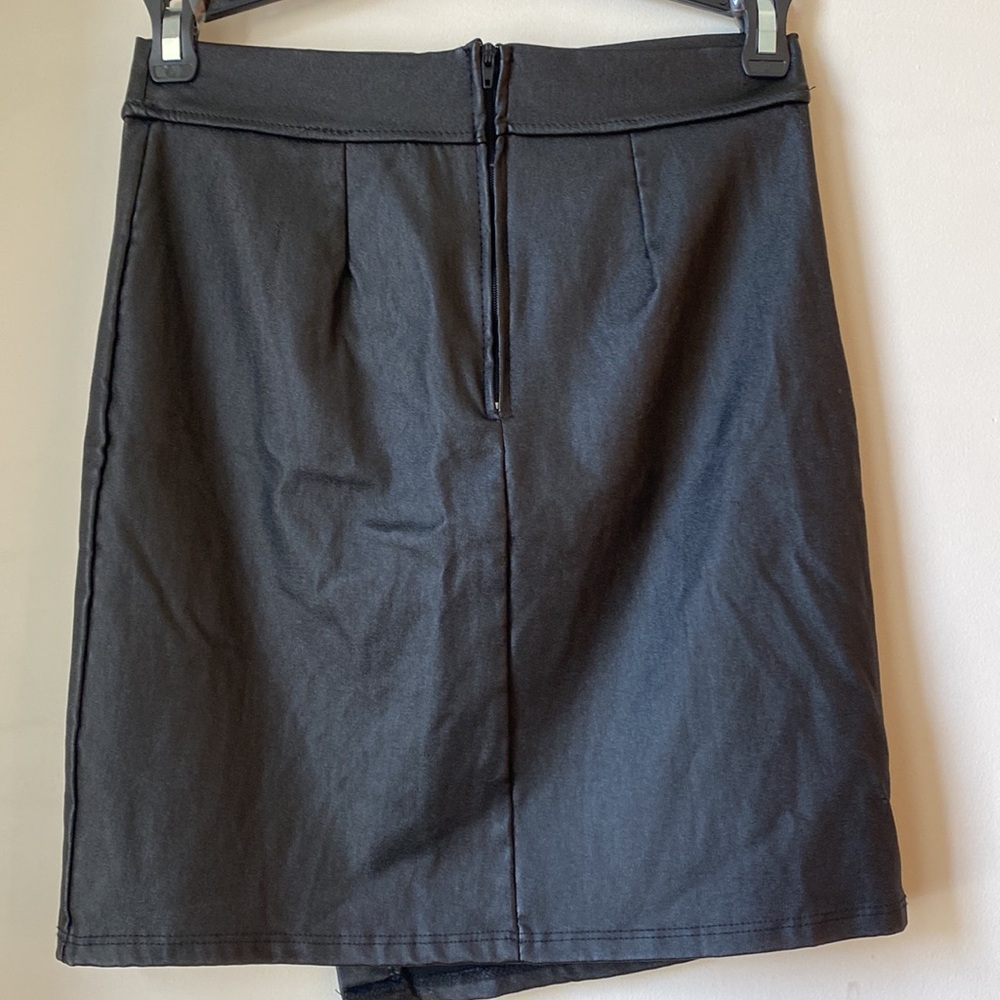 ๐HP Sexy Windsor Black Faux Leather Mini Skirt, Size Medium - Picture 5 of 8